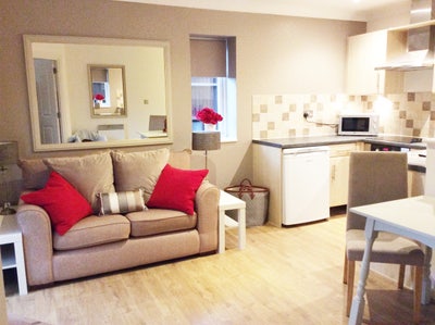 Stylish 1-Bed Apartment Private Patio & Sun Canopy Main Photo