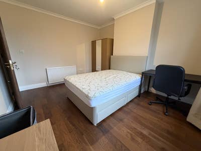 1 Double Room to Rent Main Photo