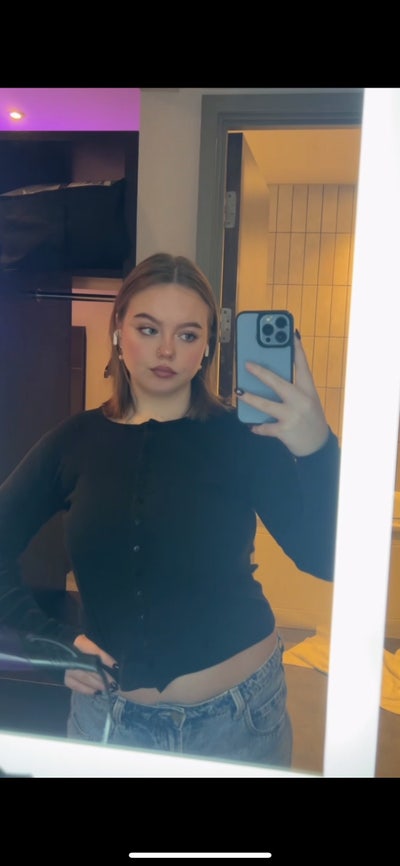 Female professional looking for a room/buddy up  Main Photo