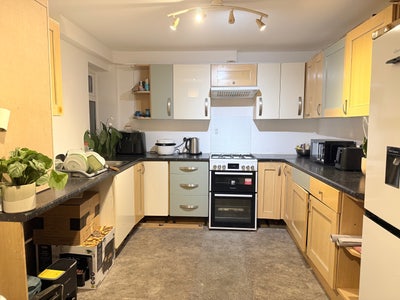 Lovely Room with a Homely Feel – Ready to Move In Main Photo