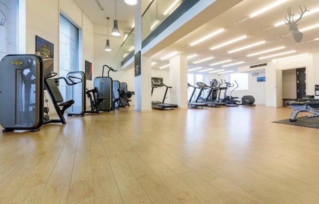 Modern Double Room in Bromley by Bow   Main Photo