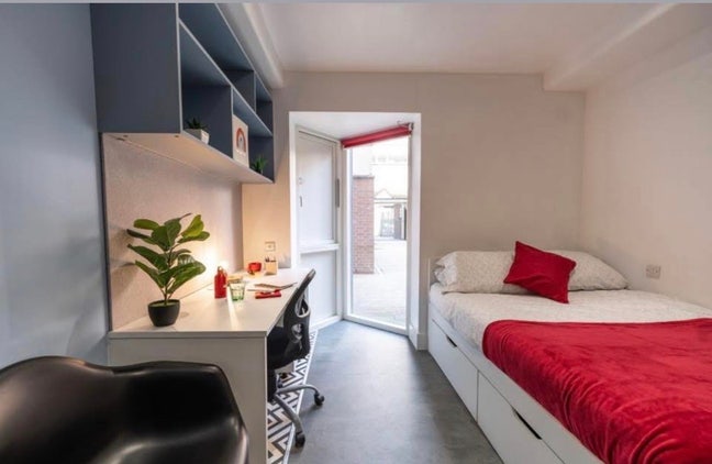 Tenancy Takeover - Premium Studio Main Photo