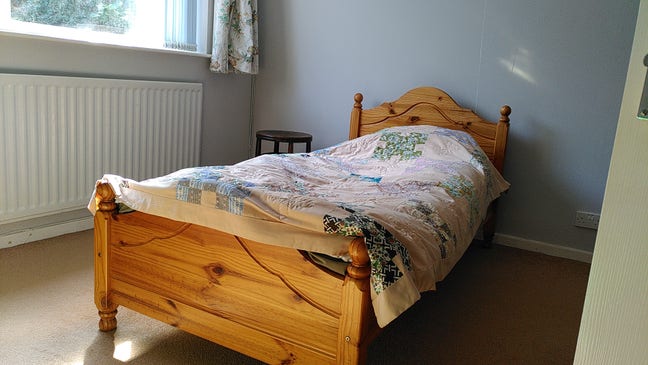 Lovely room in desirable location  Main Photo