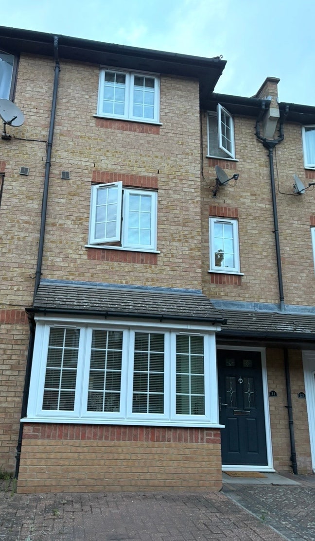 En-Suite Master Bedroom in E14 Main Photo