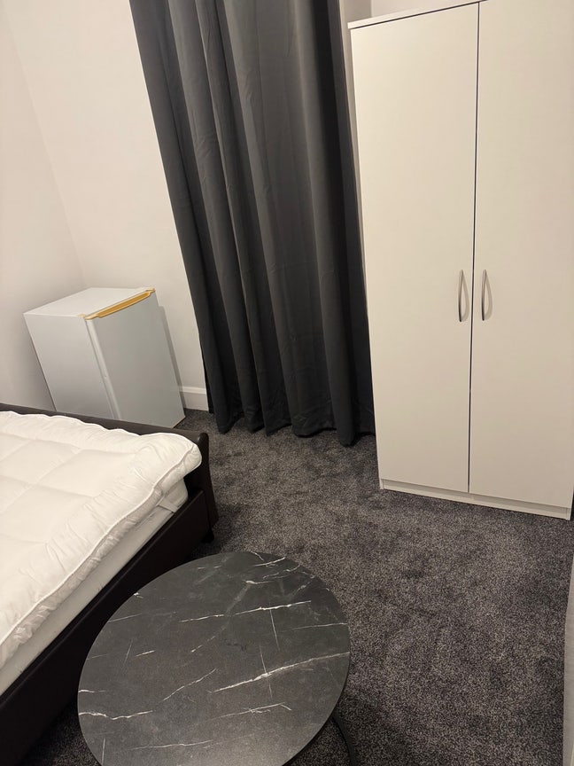 Furnished Double Room - Great Location Main Photo