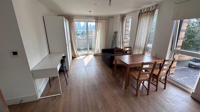 Modern Room, 3-Bed Flat, Ivy Point, London E3 Main Photo
