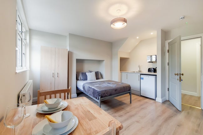 An amazing bedsit/studio room bills included Main Photo