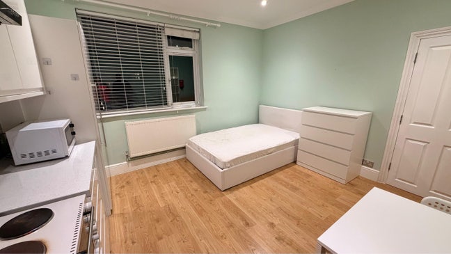 Large and Light Double Room South Woodford E18 Main Photo