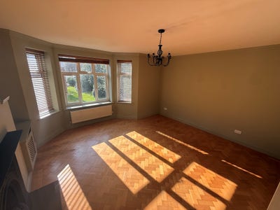 Spacious 2-Bed Flat with Balcony & Parking Main Photo