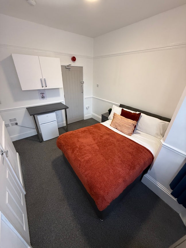 Modern Double En-Suite Room | Wolverhampton  Main Photo