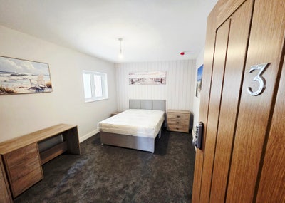 Ensuites available. Near the train station.  Main Photo