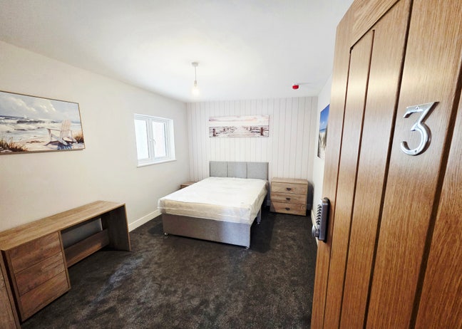 Ensuites available. Near the train station.  Main Photo