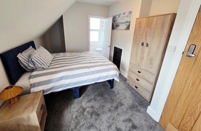 “Self-contained” en-suite Main Photo