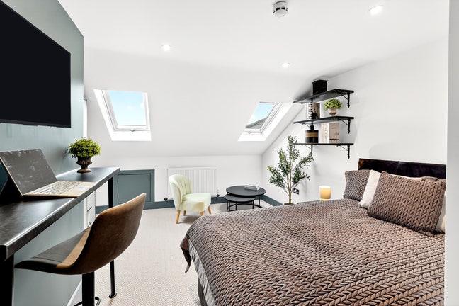 Large Loft Ensuite Room - SS1 - SEA  Main Photo