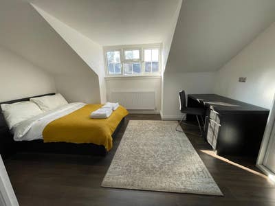 Large ensuite in town centre  Main Photo