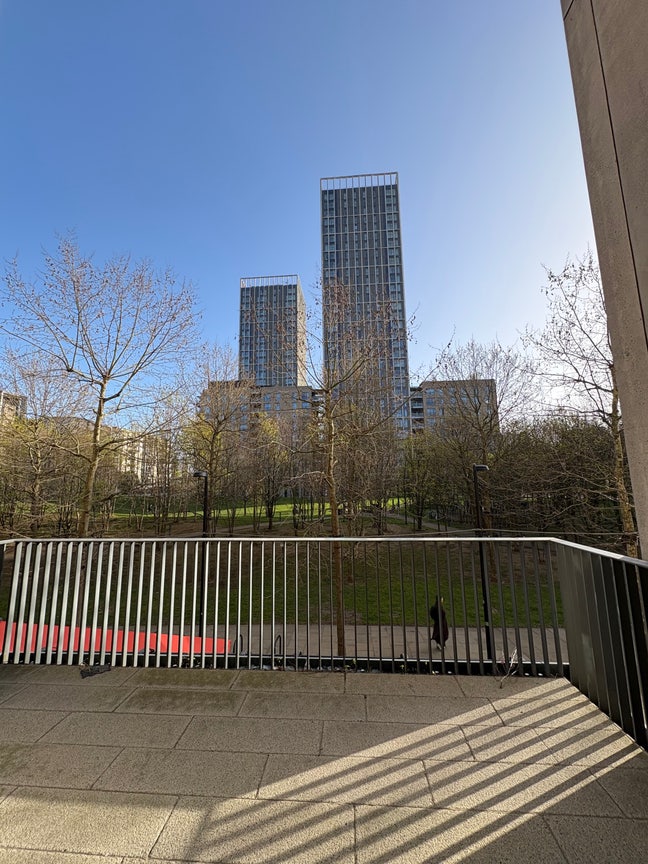 En-suite room available in east village  Main Photo