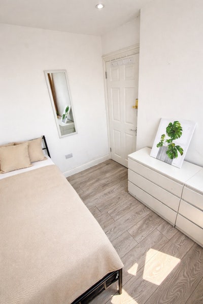 Cheap Single Room, Zone 2 Kilburn, Ready to Move  Main Photo