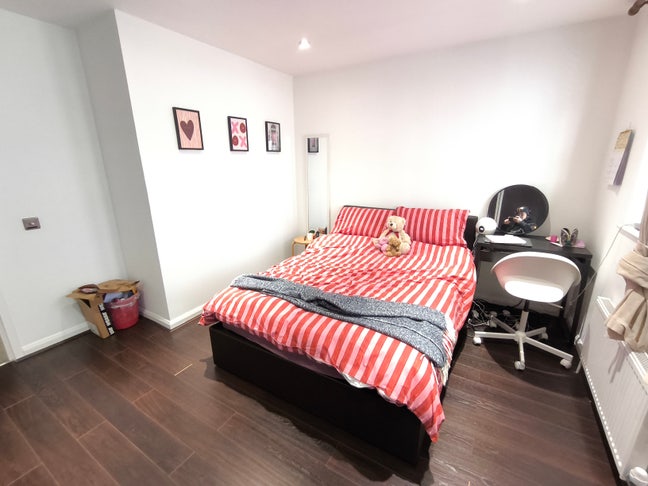 Modern Wapping Room, Gated, Bills included Main Photo