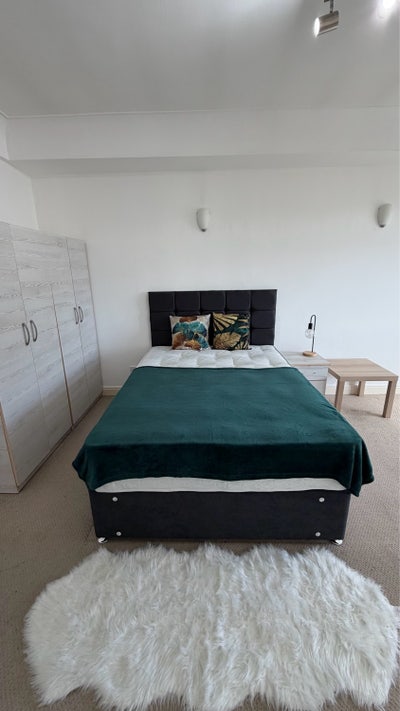 3 rooms available in beautiful flat  Main Photo