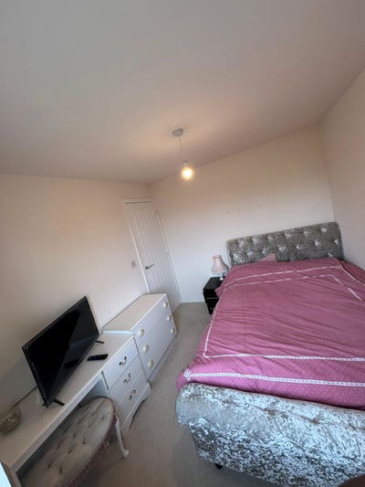 Double bed room in Halton, LS15 Main Photo