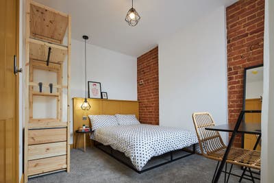 30BR | Designer outlet | Train St | Dbl | Ensuite  Main Photo