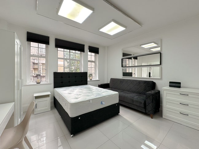 Wonderful Double Room in Kensington High Street Main Photo