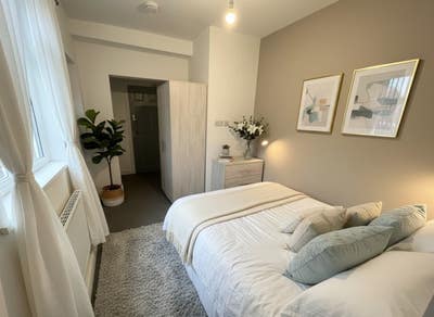 **Cosy Ensuite in Quiet Area + Parking  Main Photo
