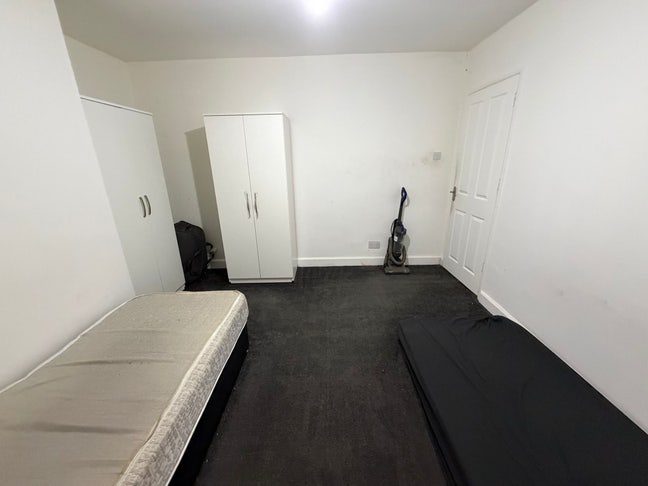 Big spacious clean room Main Photo