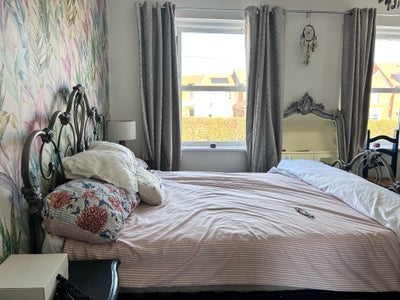 Double sized room with all essentials. Parking  Main Photo