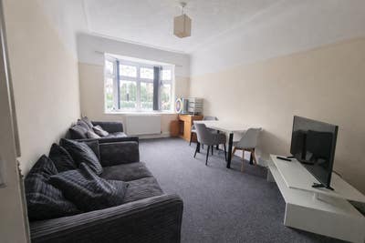 1 Double Room in a 5 Bed House! Ready 07/11/25! Main Photo