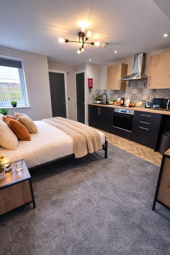 Large Studio room available - own kitchen&bathroom Main Photo