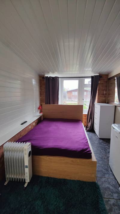 Double room in working - close to town centre  Main Photo