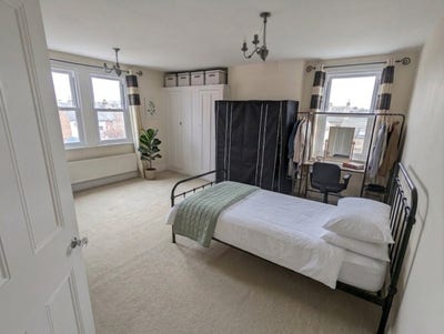 Spacious room for a single person  Main Photo