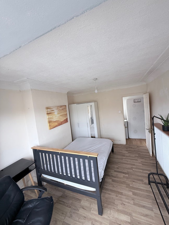 Large Double Room in Kingsbury NW9 London.  Main Photo