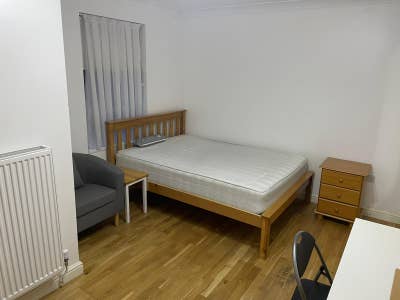 Studio flat &pound;1000pcm + some bills included  Main Photo