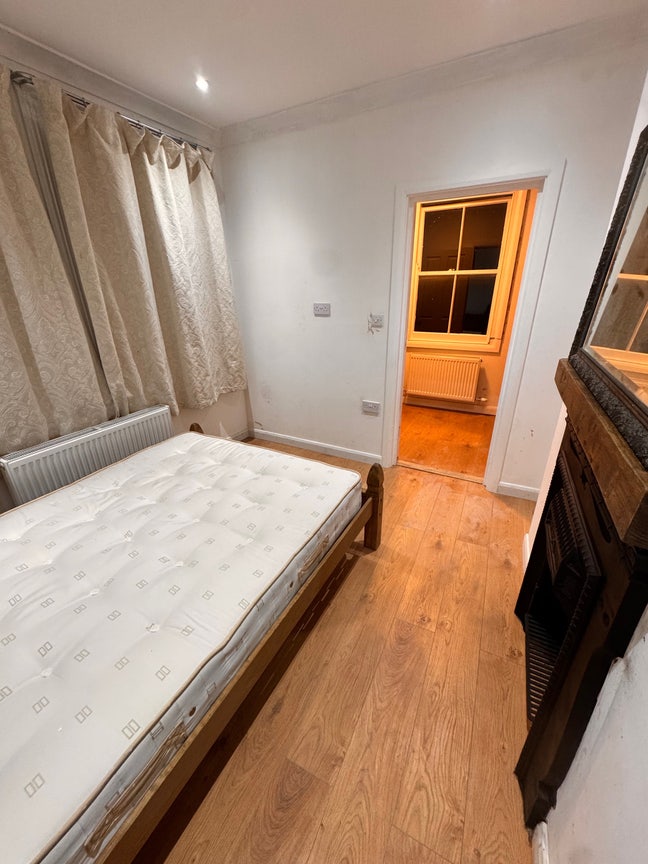 Double bedroom w/ separate study in Oval Main Photo