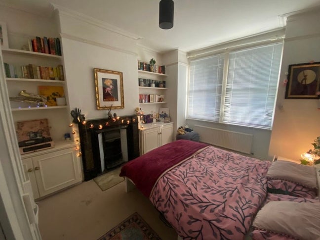 Double room available in friendly Wimbledon house! Main Photo