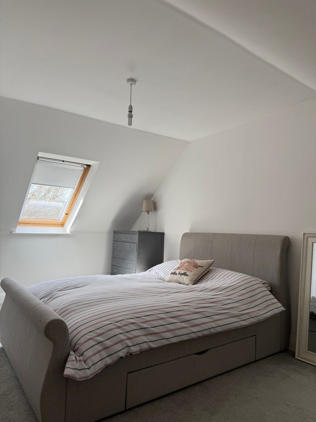 Lovely bright room for rent in a clean quiet house Main Photo