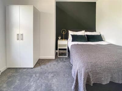 New! Luxury Room RM1 at 35 Military Rd! Main Photo