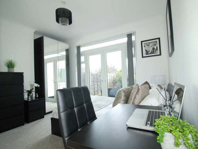 Ensuite with Garden Access-Clean & Tidy Home🧼🌳 Main Photo