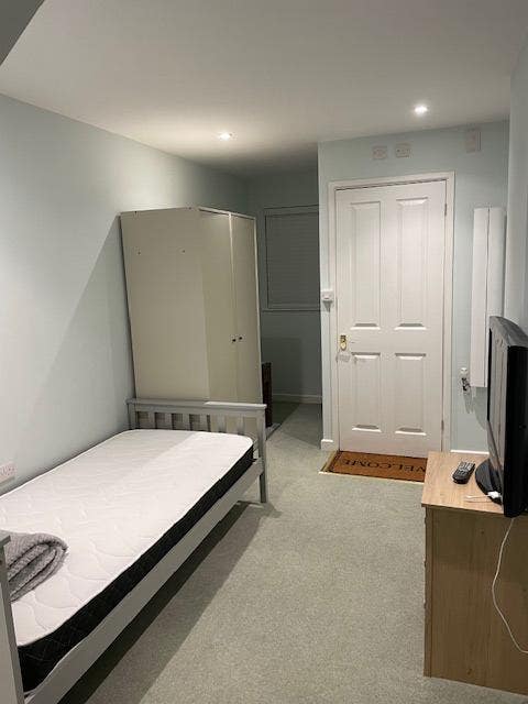 Large room with private en-suite wet room Main Photo