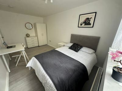 🟦 New Master Rooms –  All Bills Included - E14  Main Photo