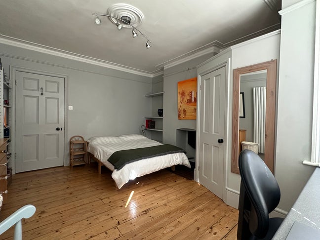 Spacious Double with leafy view  Main Photo