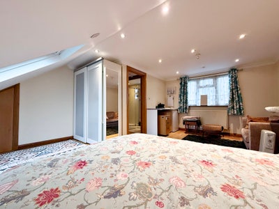 Large Ensuite Room 15 Mins Walk to Hounslow West Main Photo