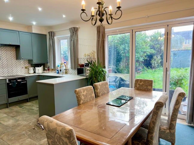 Beautiful home walking distance to Morden tube Main Photo