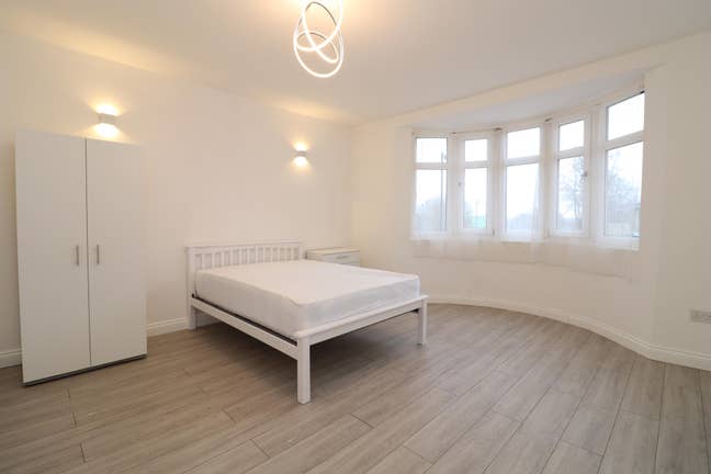 Modern Ensuite Steps from Clapham!  Main Photo