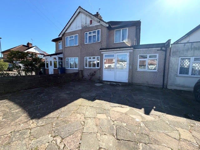 4 bedroom house available to rent in Harrow, HA3 Main Photo