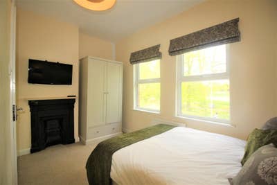 🔑 Close to RBH! Double Ensuite Bedroom Main Photo