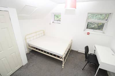 Avaiable Now One Large Bedroom in House Share Main Photo