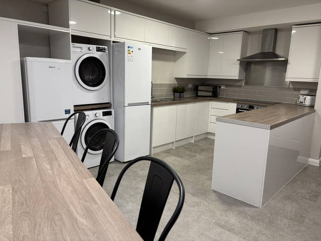 🚆 3 Mins to Tram | Reposit Option Available 🏃‍♂️ Main Photo